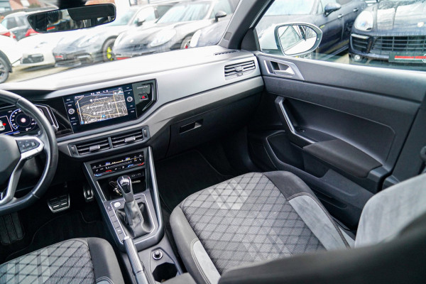 Volkswagen Taigo 1.0 TSI R-Line Business | Panorama | Stoelverwarming | Camera | Lane Assist | Digital dashboard