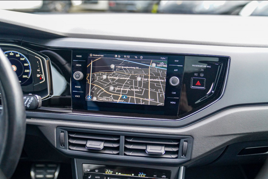 Volkswagen Taigo 1.0 TSI R-Line Business | Panorama | Stoelverwarming | Camera | Lane Assist | Digital dashboard