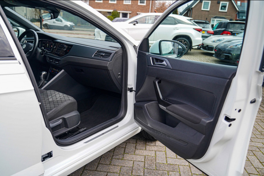 Volkswagen Taigo 1.0 TSI R-Line Business | Panorama | Stoelverwarming | Camera | Lane Assist | Digital dashboard