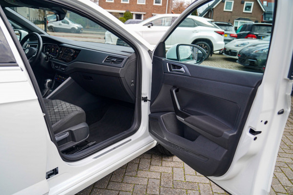 Volkswagen Taigo 1.0 TSI R-Line Business | Panorama | Stoelverwarming | Camera | Lane Assist | Digital dashboard