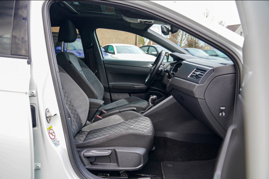 Volkswagen Taigo 1.0 TSI R-Line Business | Panorama | Stoelverwarming | Camera | Lane Assist | Digital dashboard