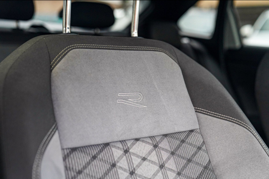 Volkswagen Taigo 1.0 TSI R-Line Business | Panorama | Stoelverwarming | Camera | Lane Assist | Digital dashboard