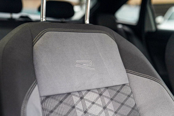 Volkswagen Taigo 1.0 TSI R-Line Business | Panorama | Stoelverwarming | Camera | Lane Assist | Digital dashboard