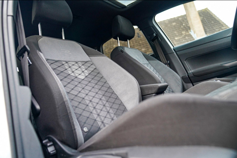 Volkswagen Taigo 1.0 TSI R-Line Business | Panorama | Stoelverwarming | Camera | Lane Assist | Digital dashboard