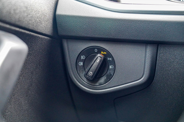 Volkswagen Taigo 1.0 TSI R-Line Business | Panorama | Stoelverwarming | Camera | Lane Assist | Digital dashboard