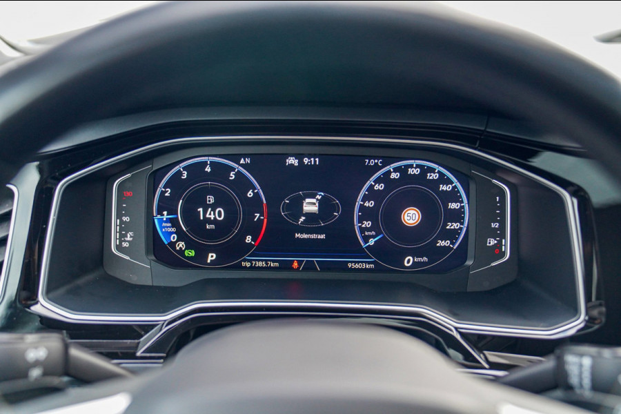 Volkswagen Taigo 1.0 TSI R-Line Business | Panorama | Stoelverwarming | Camera | Lane Assist | Digital dashboard