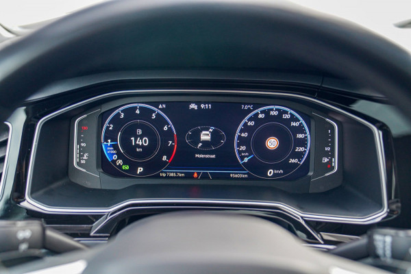 Volkswagen Taigo 1.0 TSI R-Line Business | Panorama | Stoelverwarming | Camera | Lane Assist | Digital dashboard