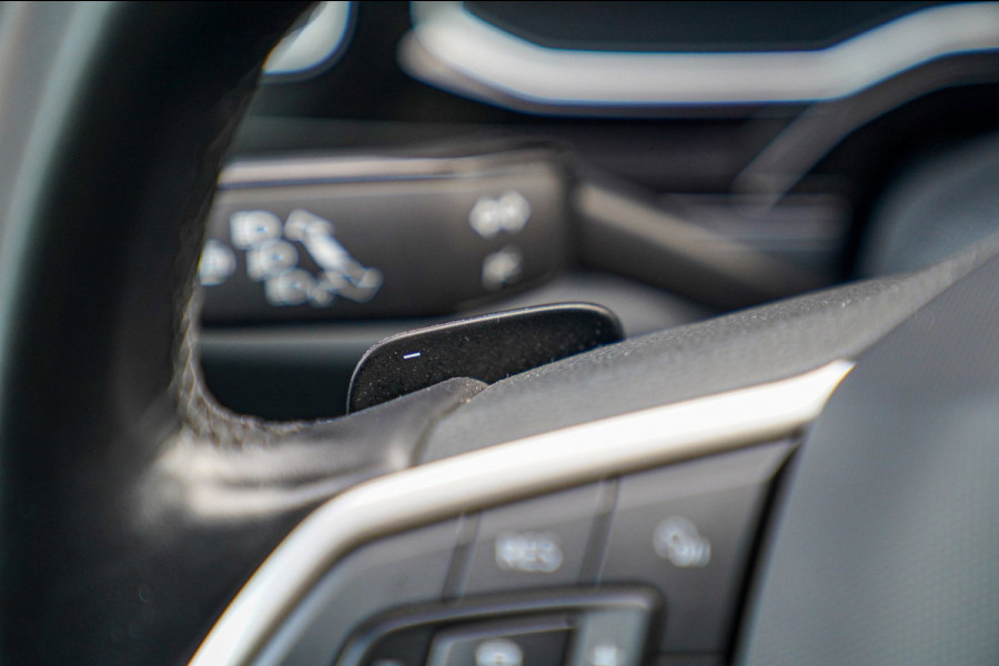 Volkswagen Taigo 1.0 TSI R-Line Business | Panorama | Stoelverwarming | Camera | Lane Assist | Digital dashboard