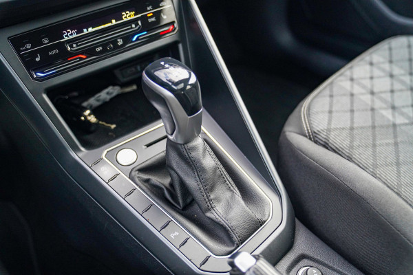 Volkswagen Taigo 1.0 TSI R-Line Business | Panorama | Stoelverwarming | Camera | Lane Assist | Digital dashboard