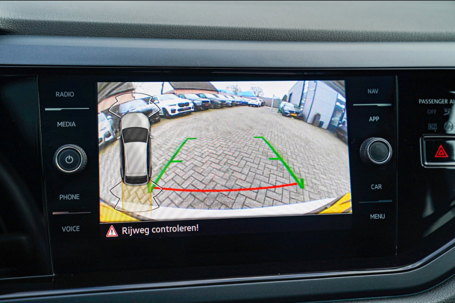 Volkswagen Taigo 1.0 TSI R-Line Business | Panorama | Stoelverwarming | Camera | Lane Assist | Digital dashboard