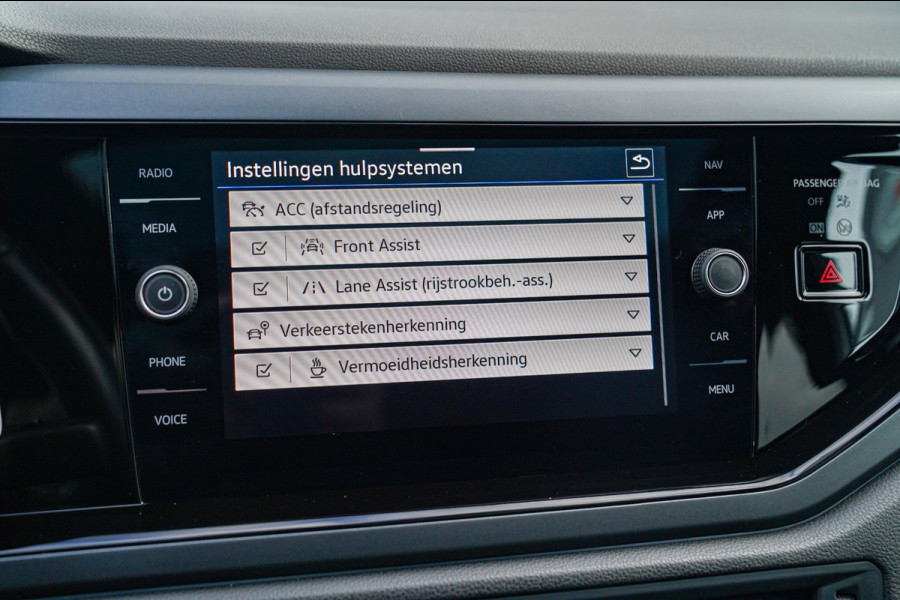 Volkswagen Taigo 1.0 TSI R-Line Business | Panorama | Stoelverwarming | Camera | Lane Assist | Digital dashboard