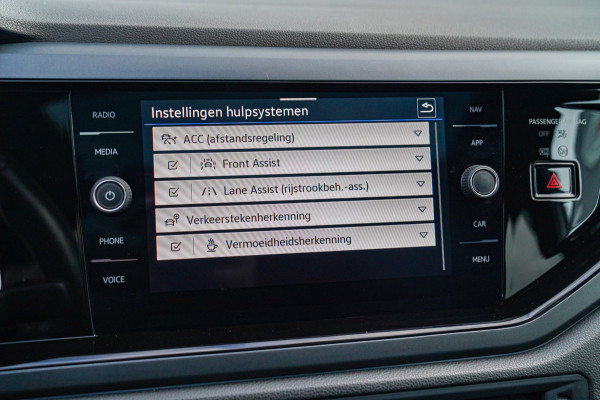 Volkswagen Taigo 1.0 TSI R-Line Business | Panorama | Stoelverwarming | Camera | Lane Assist | Digital dashboard