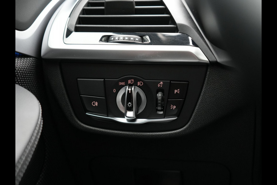 BMW X3 xDrive30e Sportline PHEV 293pk Dealer O.H | Trekhaak Af Fabriek | Panodak | Head Up | Sportstoelen Verwarmd | Sfeerverlichting | Keyless | Apple Carplay | LED Koplampen | Blis | Navigatie | DAB | Cruise Control | Plug In Hybrid |