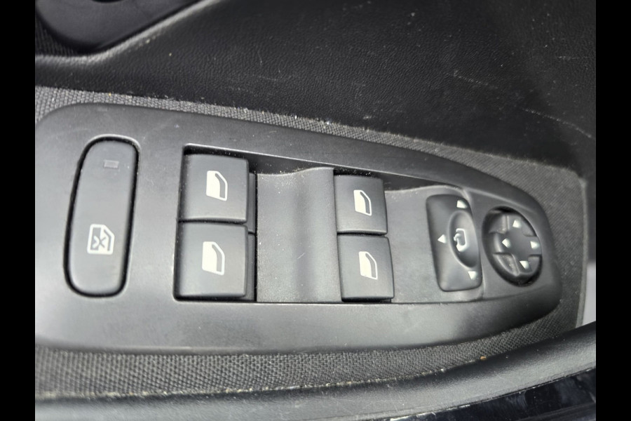 Peugeot 208 1.2 PureTech Signature | 2E EIGENAAR | 12MND GARANTIE | NW DIST RIEM | NAVI |