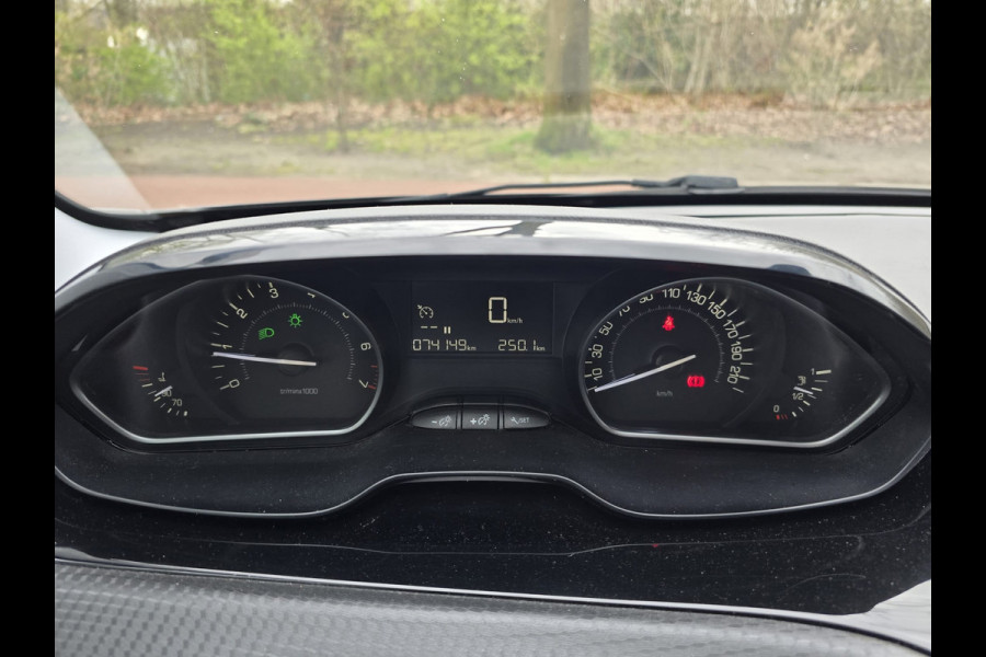 Peugeot 208 1.2 PureTech Signature | 2E EIGENAAR | 12MND GARANTIE | NW DIST RIEM | NAVI |
