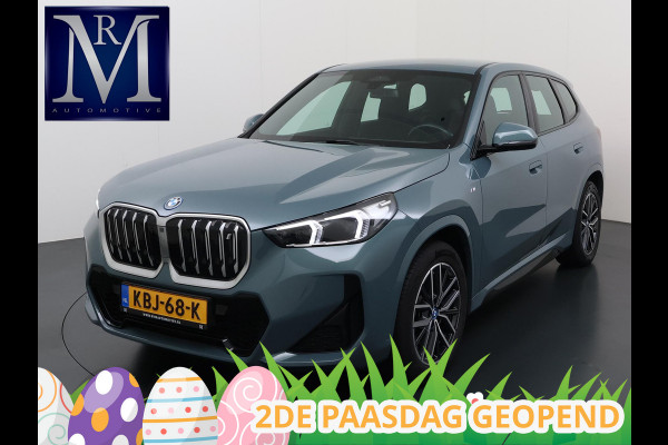 BMW iX1 xDrive30 67 kWh VAN € 41.900,- VOOR € 38.440,- UW LENTEVOORDEEL: € 3.460,-!| M-SPORT| COMPLEET | SOH 99% | ELEK. ACHTERKLEP |STOELVERWARMING| ACHTERUITRIJCAMERA| COMFORT ACCESS| APPLE CARPLAY/ ANDROID AUTO|