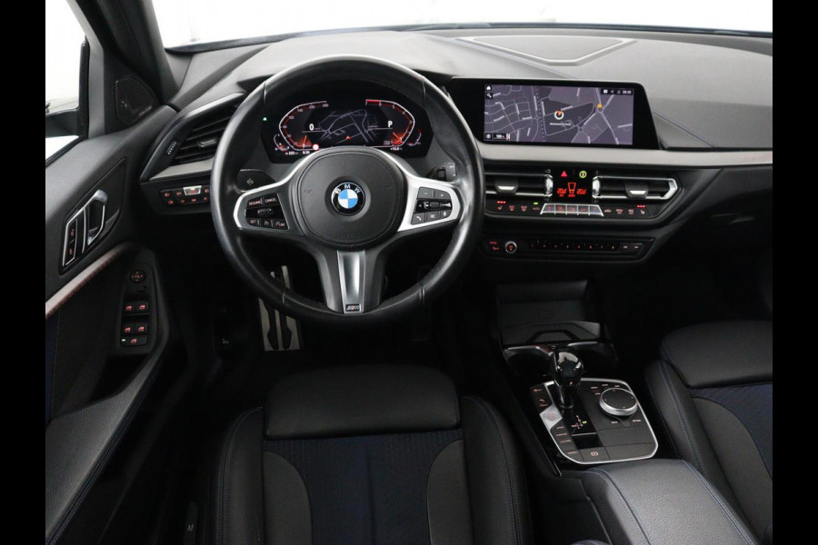 BMW 1-serie 118i M Sport | Panoramadak | Stoelverwarming | Harman/Kardon | Camera | Live Cockpit | Carplay | Sfeerverlichting | Sportstoelen | Full LED | Navigatie | Half leder | Park Assist | Climate control