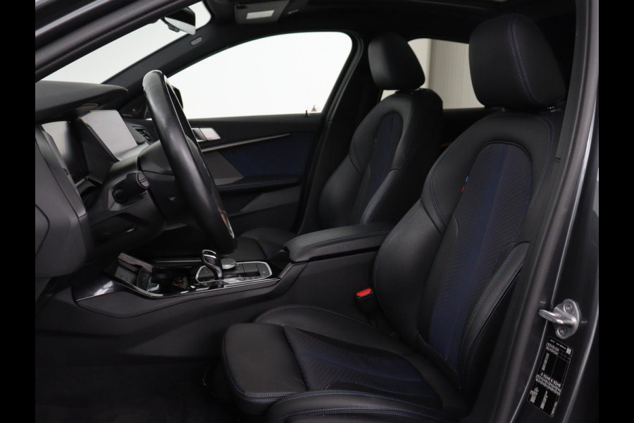 BMW 1-serie 118i M Sport | Panoramadak | Stoelverwarming | Harman/Kardon | Camera | Live Cockpit | Carplay | Sfeerverlichting | Sportstoelen | Full LED | Navigatie | Half leder | Park Assist | Climate control