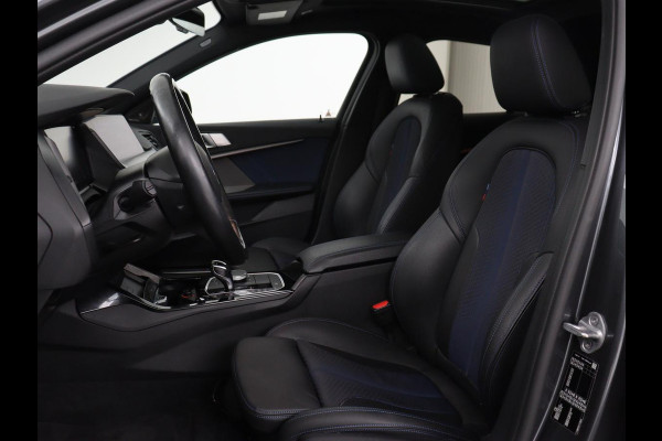 BMW 1-serie 118i M Sport | Panoramadak | Stoelverwarming | Harman/Kardon | Camera | Live Cockpit | Carplay | Sfeerverlichting | Sportstoelen | Full LED | Navigatie | Half leder | Park Assist | Climate control