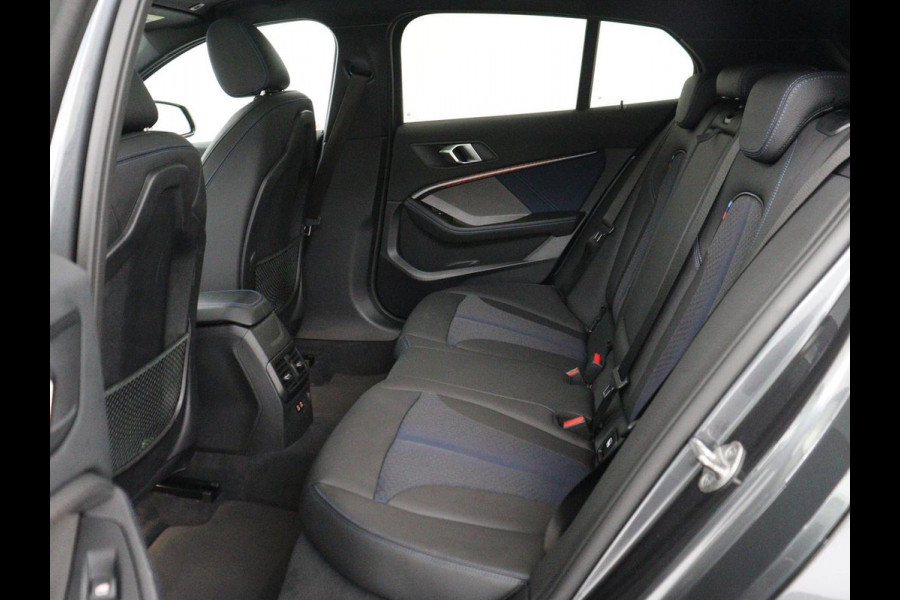 BMW 1-serie 118i M Sport | Panoramadak | Stoelverwarming | Harman/Kardon | Camera | Live Cockpit | Carplay | Sfeerverlichting | Sportstoelen | Full LED | Navigatie | Half leder | Park Assist | Climate control