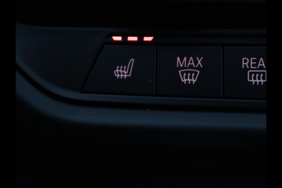 BMW 1-serie 118i M Sport | Panoramadak | Stoelverwarming | Harman/Kardon | Camera | Live Cockpit | Carplay | Sfeerverlichting | Sportstoelen | Full LED | Navigatie | Half leder | Park Assist | Climate control
