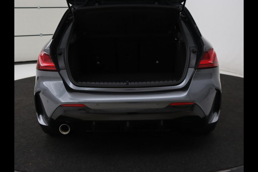 BMW 1-serie 118i M Sport | Panoramadak | Stoelverwarming | Harman/Kardon | Camera | Live Cockpit | Carplay | Sfeerverlichting | Sportstoelen | Full LED | Navigatie | Half leder | Park Assist | Climate control