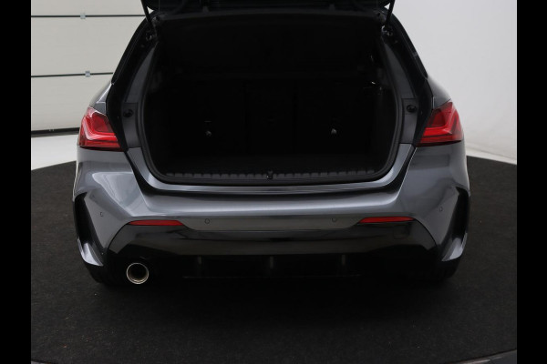 BMW 1-serie 118i M Sport | Panoramadak | Stoelverwarming | Harman/Kardon | Camera | Live Cockpit | Carplay | Sfeerverlichting | Sportstoelen | Full LED | Navigatie | Half leder | Park Assist | Climate control
