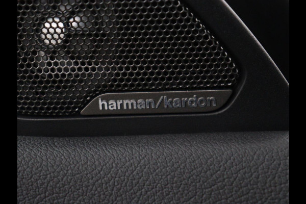 BMW 1-serie 118i M Sport | Panoramadak | Stoelverwarming | Harman/Kardon | Camera | Live Cockpit | Carplay | Sfeerverlichting | Sportstoelen | Full LED | Navigatie | Half leder | Park Assist | Climate control
