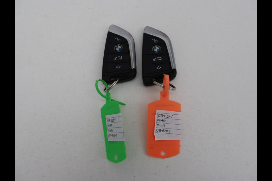 BMW 1-serie 118i M Sport | Panoramadak | Stoelverwarming | Harman/Kardon | Camera | Live Cockpit | Carplay | Sfeerverlichting | Sportstoelen | Full LED | Navigatie | Half leder | Park Assist | Climate control