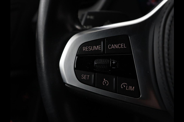 BMW 1-serie 118i M Sport | Panoramadak | Stoelverwarming | Harman/Kardon | Camera | Live Cockpit | Carplay | Sfeerverlichting | Sportstoelen | Full LED | Navigatie | Half leder | Park Assist | Climate control