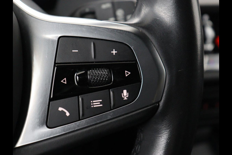 BMW 1-serie 118i M Sport | Panoramadak | Stoelverwarming | Harman/Kardon | Camera | Live Cockpit | Carplay | Sfeerverlichting | Sportstoelen | Full LED | Navigatie | Half leder | Park Assist | Climate control