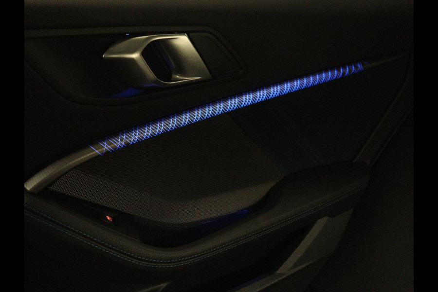 BMW 1-serie 118i M Sport | Panoramadak | Stoelverwarming | Harman/Kardon | Camera | Live Cockpit | Carplay | Sfeerverlichting | Sportstoelen | Full LED | Navigatie | Half leder | Park Assist | Climate control