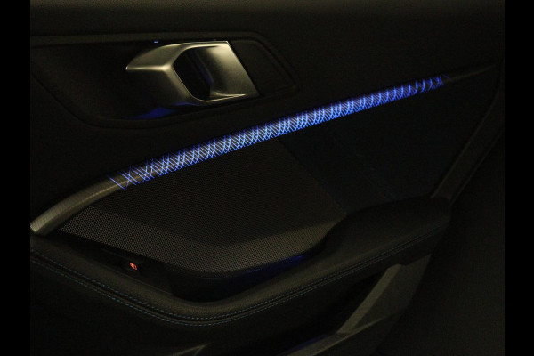 BMW 1-serie 118i M Sport | Panoramadak | Stoelverwarming | Harman/Kardon | Camera | Live Cockpit | Carplay | Sfeerverlichting | Sportstoelen | Full LED | Navigatie | Half leder | Park Assist | Climate control