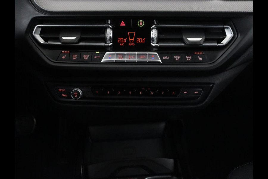 BMW 1-serie 118i M Sport | Panoramadak | Stoelverwarming | Harman/Kardon | Camera | Live Cockpit | Carplay | Sfeerverlichting | Sportstoelen | Full LED | Navigatie | Half leder | Park Assist | Climate control