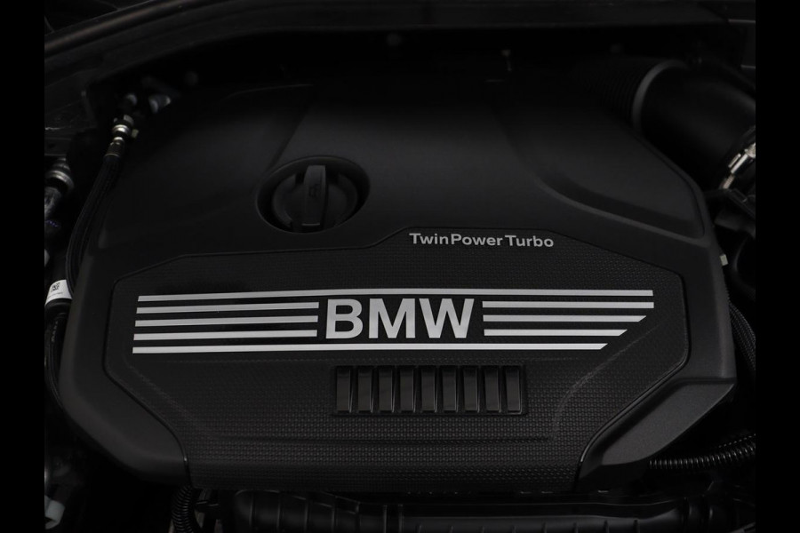 BMW 1-serie 118i M Sport | Panoramadak | Stoelverwarming | Harman/Kardon | Camera | Live Cockpit | Carplay | Sfeerverlichting | Sportstoelen | Full LED | Navigatie | Half leder | Park Assist | Climate control
