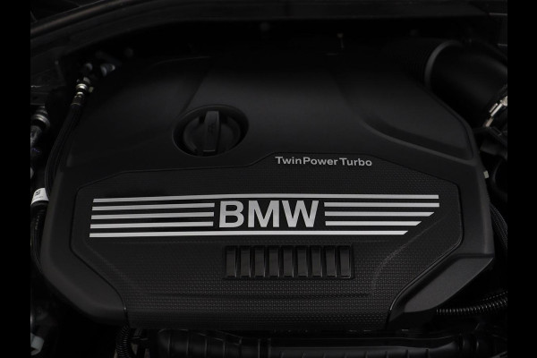 BMW 1-serie 118i M Sport | Panoramadak | Stoelverwarming | Harman/Kardon | Camera | Live Cockpit | Carplay | Sfeerverlichting | Sportstoelen | Full LED | Navigatie | Half leder | Park Assist | Climate control