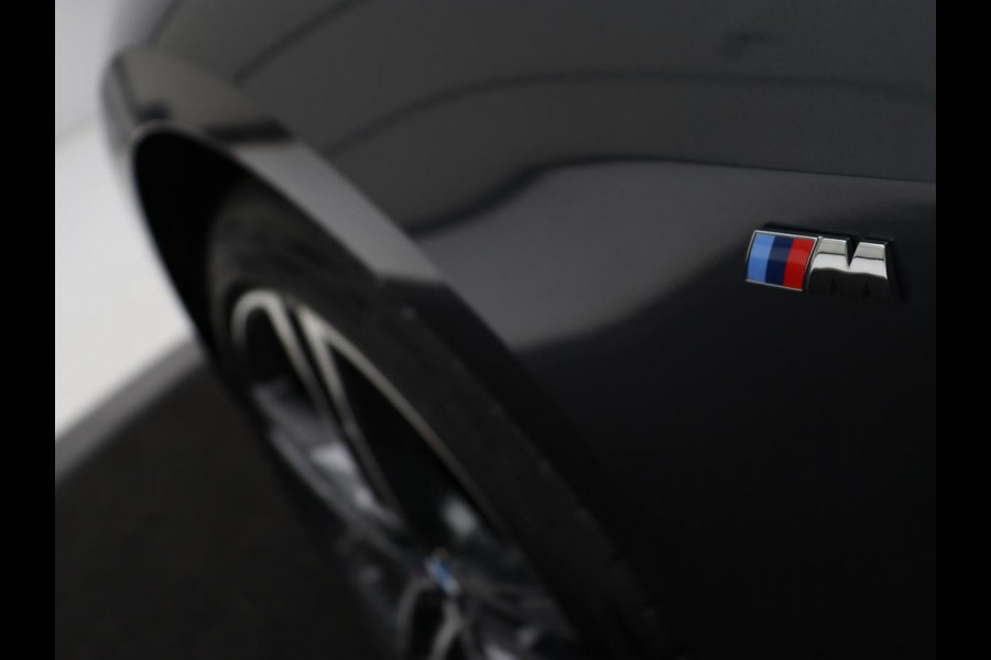 BMW 1-serie 118i M Sport | Panoramadak | Stoelverwarming | Harman/Kardon | Camera | Live Cockpit | Carplay | Sfeerverlichting | Sportstoelen | Full LED | Navigatie | Half leder | Park Assist | Climate control