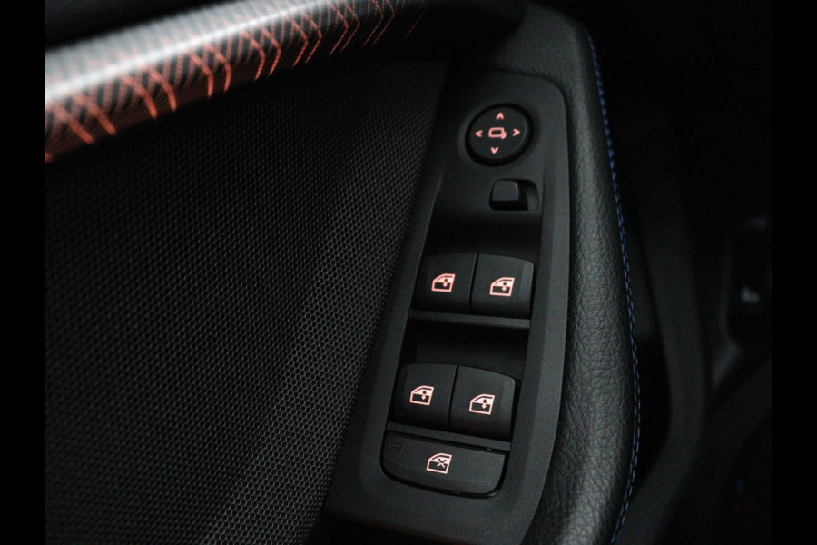 BMW 1-serie 118i M Sport | Panoramadak | Stoelverwarming | Harman/Kardon | Camera | Live Cockpit | Carplay | Sfeerverlichting | Sportstoelen | Full LED | Navigatie | Half leder | Park Assist | Climate control