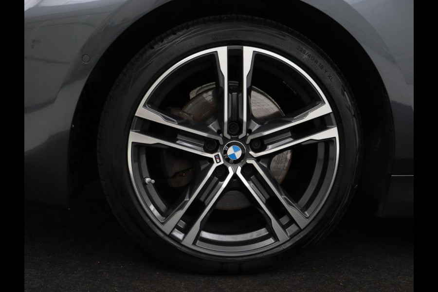 BMW 1-serie 118i M Sport | Panoramadak | Stoelverwarming | Harman/Kardon | Camera | Live Cockpit | Carplay | Sfeerverlichting | Sportstoelen | Full LED | Navigatie | Half leder | Park Assist | Climate control