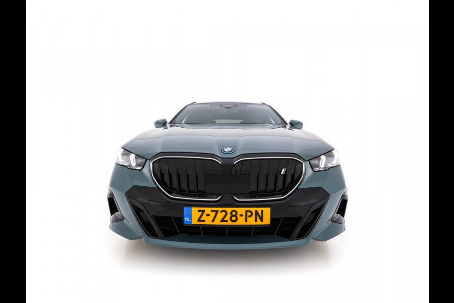 BMW i5 Touring eDrive40 84 kWh M-Sportpack [ 3-Fase ] (INCL.BTW) *HEAD-UP | LEATHER | FULL-LED | BOWERS&WILKINS | MEMORY-PACK | TOP-VIEW | BLINDSPOT | KEYLESS | WIDESCREEN-DIGI-COCKPIT | HEATED/VENTILATED-SPORTSEATS | PRIVACY-GLASS | NAVI-FULLMA