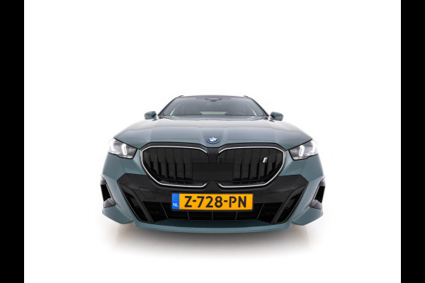 BMW i5 Touring eDrive40 84 kWh M-Sportpack [ 3-Fase ] (INCL.BTW) *HEAD-UP | LEATHER | FULL-LED | BOWERS&WILKINS | MEMORY-PACK | TOP-VIEW | BLINDSPOT | KEYLESS | WIDESCREEN-DIGI-COCKPIT | HEATED/VENTILATED-SPORTSEATS | PRIVACY-GLASS | NAVI-FULLMA