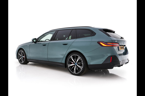 BMW i5 Touring eDrive40 84 kWh M-Sportpack [ 3-Fase ] (INCL.BTW) *HEAD-UP | LEATHER | FULL-LED | BOWERS&WILKINS | MEMORY-PACK | TOP-VIEW | BLINDSPOT | KEYLESS | WIDESCREEN-DIGI-COCKPIT | HEATED/VENTILATED-SPORTSEATS | PRIVACY-GLASS | NAVI-FULLMA