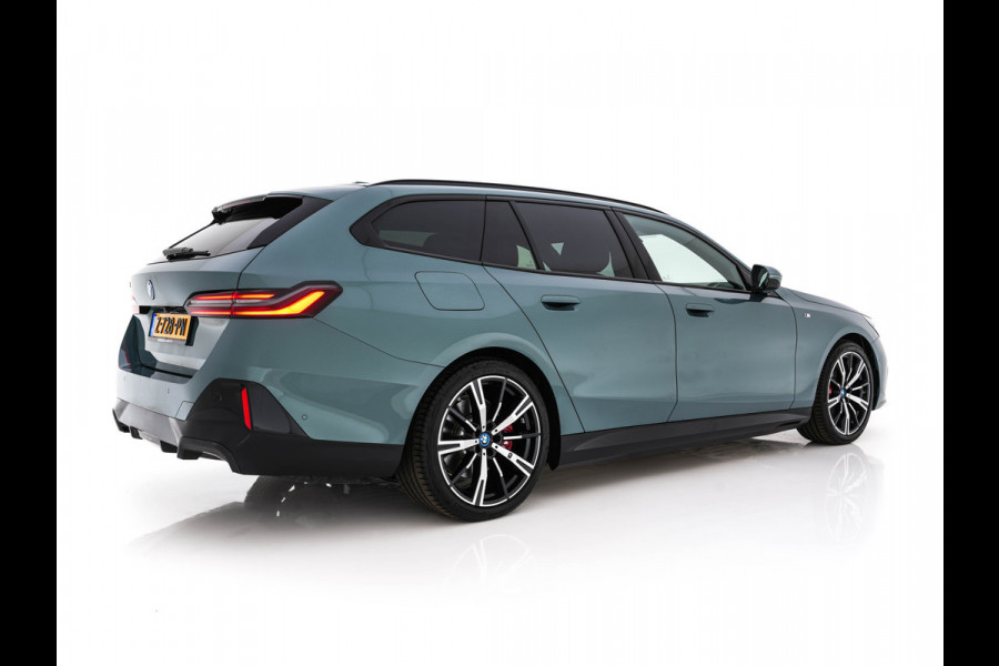 BMW i5 Touring eDrive40 84 kWh M-Sportpack [ 3-Fase ] (INCL.BTW) *HEAD-UP | LEATHER | FULL-LED | BOWERS&WILKINS | MEMORY-PACK | TOP-VIEW | BLINDSPOT | KEYLESS | WIDESCREEN-DIGI-COCKPIT | HEATED/VENTILATED-SPORTSEATS | PRIVACY-GLASS | NAVI-FULLMA