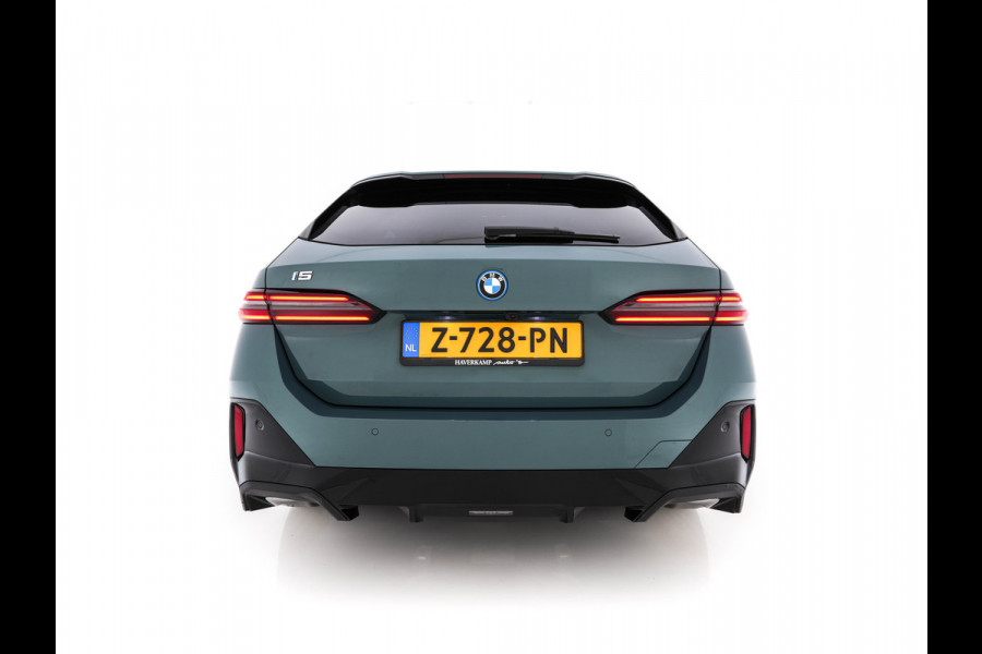 BMW i5 Touring eDrive40 84 kWh M-Sportpack [ 3-Fase ] (INCL.BTW) *HEAD-UP | LEATHER | FULL-LED | BOWERS&WILKINS | MEMORY-PACK | TOP-VIEW | BLINDSPOT | KEYLESS | WIDESCREEN-DIGI-COCKPIT | HEATED/VENTILATED-SPORTSEATS | PRIVACY-GLASS | NAVI-FULLMA