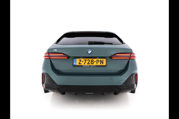 BMW i5 Touring eDrive40 84 kWh M-Sportpack [ 3-Fase ] (INCL.BTW) *HEAD-UP | LEATHER | FULL-LED | BOWERS&WILKINS | MEMORY-PACK | TOP-VIEW | BLINDSPOT | KEYLESS | WIDESCREEN-DIGI-COCKPIT | HEATED/VENTILATED-SPORTSEATS | PRIVACY-GLASS | NAVI-FULLMA