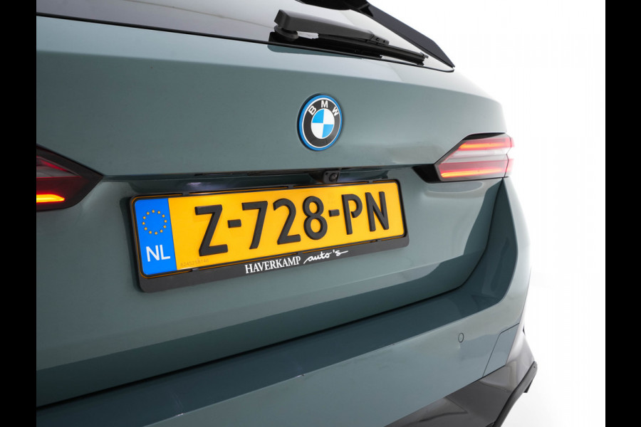 BMW i5 Touring eDrive40 84 kWh M-Sportpack [ 3-Fase ] (INCL.BTW) *HEAD-UP | LEATHER | FULL-LED | BOWERS&WILKINS | MEMORY-PACK | TOP-VIEW | BLINDSPOT | KEYLESS | WIDESCREEN-DIGI-COCKPIT | HEATED/VENTILATED-SPORTSEATS | PRIVACY-GLASS | NAVI-FULLMA