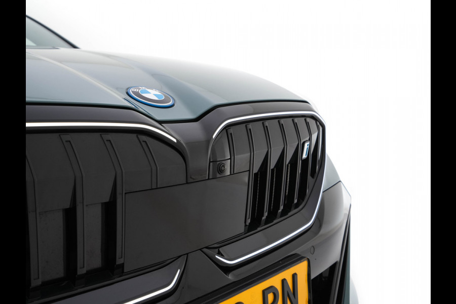 BMW i5 Touring eDrive40 84 kWh M-Sportpack [ 3-Fase ] (INCL.BTW) *HEAD-UP | LEATHER | FULL-LED | BOWERS&WILKINS | MEMORY-PACK | TOP-VIEW | BLINDSPOT | KEYLESS | WIDESCREEN-DIGI-COCKPIT | HEATED/VENTILATED-SPORTSEATS | PRIVACY-GLASS | NAVI-FULLMA