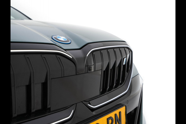 BMW i5 Touring eDrive40 84 kWh M-Sportpack [ 3-Fase ] (INCL.BTW) *HEAD-UP | LEATHER | FULL-LED | BOWERS&WILKINS | MEMORY-PACK | TOP-VIEW | BLINDSPOT | KEYLESS | WIDESCREEN-DIGI-COCKPIT | HEATED/VENTILATED-SPORTSEATS | PRIVACY-GLASS | NAVI-FULLMA