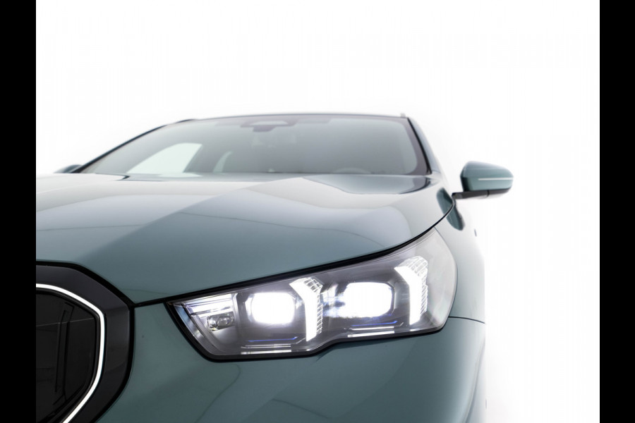 BMW i5 Touring eDrive40 84 kWh M-Sportpack [ 3-Fase ] (INCL.BTW) *HEAD-UP | LEATHER | FULL-LED | BOWERS&WILKINS | MEMORY-PACK | TOP-VIEW | BLINDSPOT | KEYLESS | WIDESCREEN-DIGI-COCKPIT | HEATED/VENTILATED-SPORTSEATS | PRIVACY-GLASS | NAVI-FULLMA