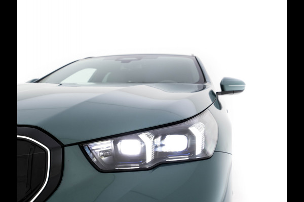 BMW i5 Touring eDrive40 84 kWh M-Sportpack [ 3-Fase ] (INCL.BTW) *HEAD-UP | LEATHER | FULL-LED | BOWERS&WILKINS | MEMORY-PACK | TOP-VIEW | BLINDSPOT | KEYLESS | WIDESCREEN-DIGI-COCKPIT | HEATED/VENTILATED-SPORTSEATS | PRIVACY-GLASS | NAVI-FULLMA